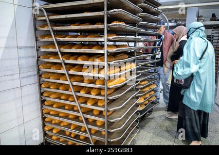 La Mecque, Arabie Saoudite - 10 juin 2024 : pèlerins du Hadj dans une fabrique de pain traditionnelle saoudienne. Banque D'Images