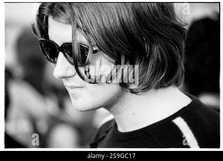 EMBRACE, PORTRAIT, READING FESTIVAL, 2000 : chanteur Danny McNamara de Embrace Backstage au Reading Festival, 26 août 2000. Photo : Rob Watkins. INFO : Embrace est un groupe de rock anglais formé en 1990 dans le West Yorkshire par les frères Danny et Richard McNamara. Connus pour leurs hymnes émotionnels et leurs paroles sincères, leurs succès incluent Gravity et Ashes. Ils jouissent d'une base de fans loyale. Banque D'Images