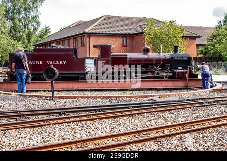 No.6 locomotive à vapeur à voie étroite Blickling Hall sur la plaque tournante à la gare d'Aylsham, Bure Valley Railway, Norfolk, Angleterre Banque D'Images