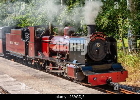 No.6 locomotive à vapeur à voie étroite Blickling Hall sous le soleil d'été à la gare de Coltishall sur la ligne de chemin de fer de la vallée de Bure, Norfolk, Royaume-Uni Banque D'Images