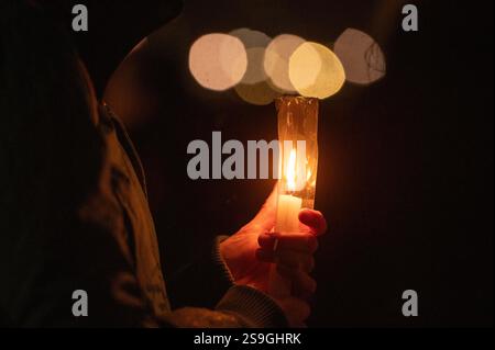 26 janvier 2025, Berlin : une femme tient une bougie au Mémorial des Juifs assassinés d'Europe avant la Journée internationale de commémoration des victimes de l'Holocauste le 27 janvier. Photo : Christophe Gateau/dpa Banque D'Images