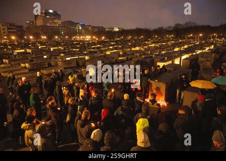 26 janvier 2025, Berlin : les gens se tiennent au Mémorial des Juifs assassinés d'Europe avant la Journée internationale de commémoration des victimes de l'Holocauste le 27 janvier. Photo : Christophe Gateau/dpa Banque D'Images