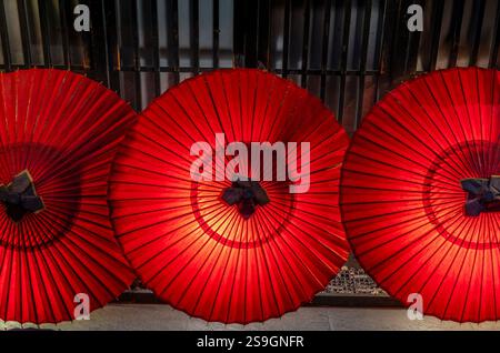 Parapluies japonais mignons et colorés qui séchent après la pluie à Kyoto Banque D'Images