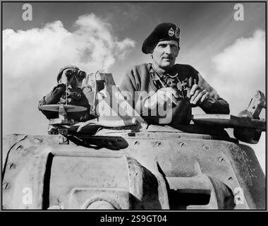 CHAR MONTGOMERY le général Bernard L. Montgomery dans son char GRANT avec des jumelles, regarde ses chars monter. Afrique du Nord, novembre 1942. Pour son rôle en Afrique du Nord, il a reçu la Légion du mérite par le gouvernement des États-Unis au rang de commandant en chef. Banque D'Images