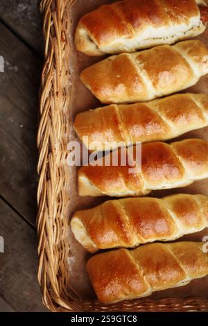 Saucisse frite dans la pâte à pain saucisse dans une vue de dessus de pain. Banque D'Images