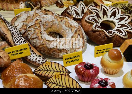 Pains et viennoiseries à la 17ème Coupe de France de la boulangerie au Sirha à Lyon. La 17e Coupe de France boulangerie au Sirha Lyon, qui s’est tenue du 23 au 25 janvier 2025, a rassemblé douze équipes régionales en compétition sur trois jours. L'événement a célébré l'excellence de la boulangerie française, avec l'équipe pays-de-la-Loire 2 émergeant comme gagnante, mettant en valeur l'accent mis par le concours sur les compétences artisanales et la diversité régionale. (Photo Romain Doucelin / SOPA images/SIPA USA) Banque D'Images