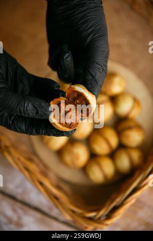 procédé de cuisson de noix maison remplies de lait condensé. Un dessert traditionnel préparé avec amour dans la cuisine. Banque D'Images