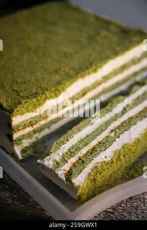 Gâteau mojito avec biscuit. Sur plaque sur fond gris. Anniversaire, vacances, bonbons. Copier l'espace Banque D'Images
