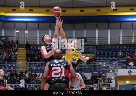 #25 Lorenzo Benvenuti (Sella Cento) et #34 Maximiliam Ladurner (Reale Mutua basket Torino) lors du Reale Mutua basket Torino vs Sella Cento, match italien de basket-ball Serie A2 hommes à Turin, Italie, janvier 26 2025 Banque D'Images