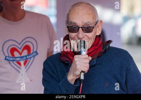 Londres, Royaume-Uni. 25 janvier 2025. Richard DUDANSKI, batteur avec les 101ers, les Raincoats, public image Ltd et Basement 5, intervient lors d’un événement à Maida Hill organisé par le conseil municipal de Westminster pour célébrer la vie de Joe Strummer, parolier principal, chanteur principal et guitariste rythmique de The Clash. DUDANSKI a également été invité à rejoindre The Clash par Joe Strummer. Une pierre héritée à la jonction de l'avenue Elgin et de Walterton Road, où Strummer vivait autrefois dans un squat à Now. 101 après quoi son groupe d'alors les 101ers a été nommé, a été dévoilé pendant l'événement. Crédit : Mark Kerrison/Alamy Live News Banque D'Images