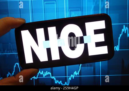 Dans cette illustration photo, le logo de la société NICE Ltd est affiché sur un écran de smartphone. Banque D'Images