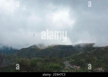 La chaîne de montagnes volcaniques du Pico do Aeeiro couverte de brouillard à Madère, Portuagl Banque D'Images