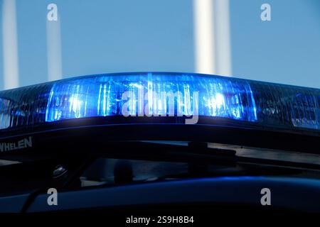 Gros plan de la lumière clignotante bleue UK National Highways Traffic Officer voiture de patrouille de police avec des marques jaunes et bleues garée sur une route à birmingham royaume-uni Banque D'Images