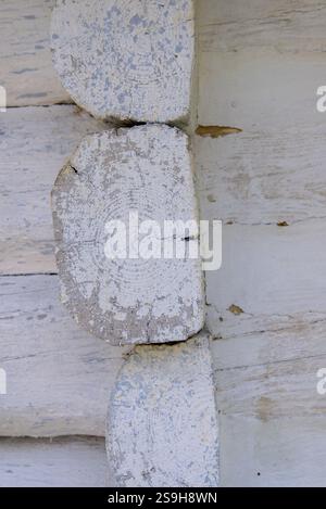 Vieux village. Un coin d'une vieille maison en bois. Poutres en bois peintes en blanc. Banque D'Images