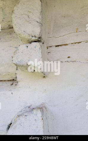 Vieux village. Un coin d'une vieille maison en bois. Poutres en bois peintes en blanc. Banque D'Images