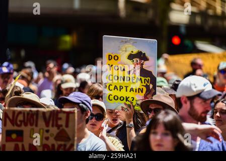 Un manifestant tient une pancarte faisant référence au capitaine explorateur James Cook lors du rassemblement du « jour de l'invasion » contre la fête nationale australienne en soutien aux Australiens indigènes. Les rassemblements du jour de l'invasion sont devenus répandus ?le 26 janvier avec la plupart des capitales accueillant de multiples manifestations et événements célébrant la culture autochtone un jour qui est observé comme un jour de deuil pour beaucoup de gens des Premières Nations. La police de Victoria a déclaré qu'elle avait une « présence très visible » dans tout le quartier des affaires de Melbourne, où 25 000 marchaient du Parlement à Flinders Street, se terminant vers 16 heures. (Photo d'Alexander Bogaty Banque D'Images