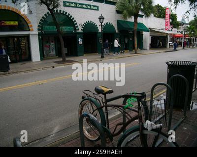 Usage éditorial exclusif. Key West, Floride, États-Unis, 22 janvier 2025. Vue sur un vélo sur un stand de rack de l'autre côté de la rue vers Irish Kevins et Shorty's Bar Banque D'Images