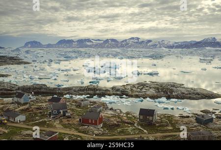 Le village inuit traditionnel et éloigné du Groenland près de l'île Angmassalik. La péninsule de Mamanga dans l'est du Groenland. Banque D'Images