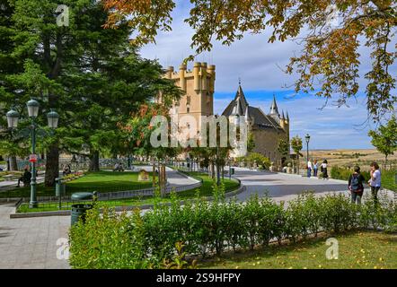 Touristes marchant dans le parc à l'extérieur du château royal de Ségovie L'Alcazar de Ségovie, site du patrimoine de l'UNESCO, Ségovie, Espagne, octobre 2024 Banque D'Images
