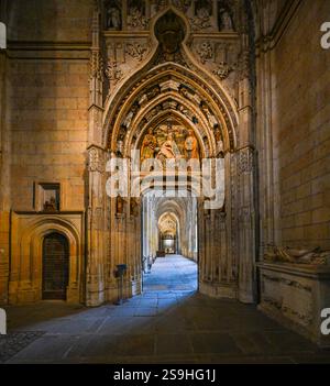 La cathédrale gothique de Ségovie de 1525. Surplombant la ville médiévale de Ségovie, classée au patrimoine mondial de l'UNESCO. Espagne, octobre 2024 Banque D'Images