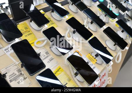 Moscou, Russie - avril 28. 2024. Smartphones avec écrans noirs dans la boutique Mvideo Banque D'Images