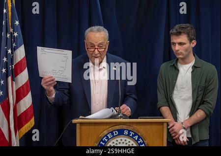 Le sénateur américain Chuck Schumer (d-NY), aux côtés de Cameron Kasky, un survivant de la fusillade de l'école Parkland, appelle le président américain Donald Trump et la secrétaire nouvellement confirmée du département américain de la sécurité intérieure (DHS), Kristi Noem, à rétablir immédiatement le conseil de sécurité scolaire du département de la sécurité intérieure (DHS) pour travailler à empêcher ces fusillades écoles insensées à New York. Banque D'Images