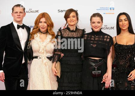 Max von der Groeben, Palina Rojinski, Lena Schömann, Jella Haase und Gizem Emre beim 49. Deutschen Filmball 2025 im Hotel Bayerischer Hof. München, 25.01.2025 *** Max von der Groeben, Palina Rojinski, Lena Schömann, Jella Haase et Gizem Emre au bal du film allemand 49 2025 à l'hôtel Bayerischer Hof Munich, 25 01 2025 Foto:Xn.xKolinzx/xFuturexImagex filmball 5924 Banque D'Images