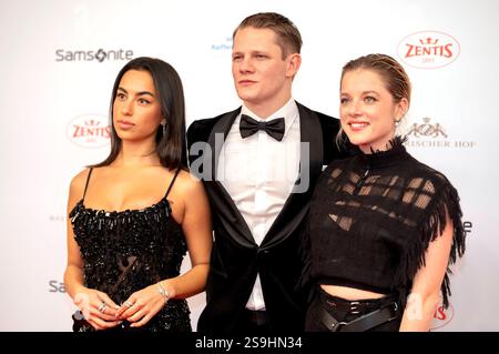 Gizem Emre, Max von der Groeben und Jella Haase beim 49. Deutschen Filmball 2025 im Hotel Bayerischer Hof. München, 25.01.2025 *** Gizem Emre, Max von der Groeben et Jella Haase au bal du film allemand 49 2025 à l'hôtel Bayerischer Hof Munich, 25 01 2025 Foto:Xn.xKolinzx/xFuturexImagex filmball 5932 Banque D'Images