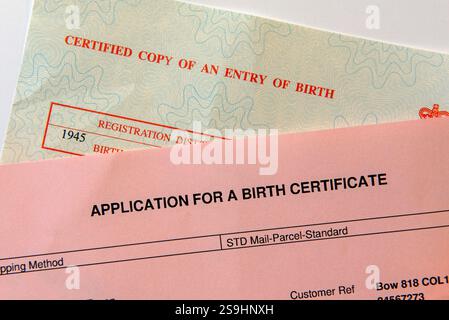 Demande de certificat de naissance accompagnée d'une copie d'un certificat de naissance daté de 1945 Banque D'Images