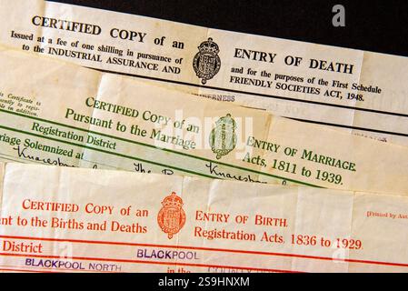 Ancien certificat de naissance, de mariage et de décès sur fond noir Banque D'Images