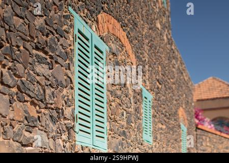 Stores de fenêtre en bois à l'extérieur de la maison sur ilee de goree, île esclave dans la baie de dakar au Sénégal. Banque D'Images