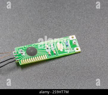 Ancien gros plan de puce de commutateur de composant électronique sur noir. Banque D'Images