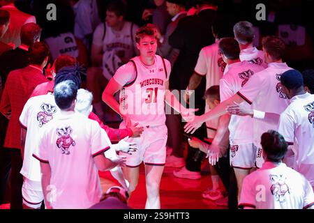26 janvier 2025 : Nolan Winter (31), attaquant des Badgers du Wisconsin, lors des présentations avant le match de basket-ball de la NCAA entre les Cornhuskers du Nebraska et les Badgers du Wisconsin, au Kohl Center de Madison, WISCONSIN. Darren Lee/CSM Banque D'Images