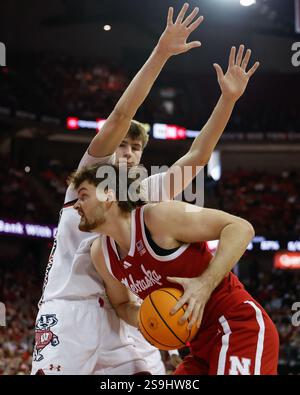 26 janvier 2025 : Andrew Morgan (23 ans), attaquant des Cornhuskers du Nebraska, tente de postuler l'attaquant des Wisconsin Badgers Nolan Winter (31 ans) lors du match de basket-ball de la NCAA entre les Cornhuskers du Nebraska et les Wisconsin Badgers au Kohl Center de Madison, WISCONSIN. Darren Lee/CSM Banque D'Images