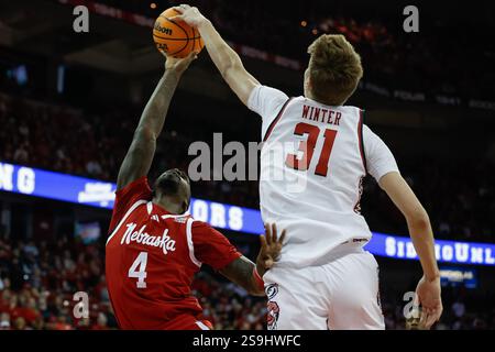 26 janvier 2025 : L'attaquant des Badgers du Wisconsin Nolan Winter (31) bloque l'attaquant des Cornhuskers du Nebraska Juwan Gary (4) abattu lors du match de basket-ball de la NCAA entre les Cornhuskers du Nebraska et les Badgers du Wisconsin au Kohl Center de Madison, WISCONSIN. Darren Lee/CSM Banque D'Images
