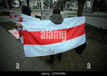 Plusieurs personnes ont allumé des bougies et posté des photos de victimes de persécutions politiques devant l'ambassade du Bélarus le 26 janvier 2025. Près de deux mille personnes sont détenues pour des motifs politiques en Biélorussie et près de 9000 cas de persécution politique ont été documentés pour la seule année 2024. (Photo de Jaap Arriens / Sipa USA) Banque D'Images