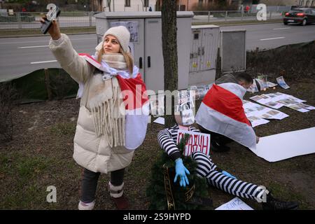 Plusieurs personnes ont allumé des bougies et posté des photos de victimes de persécutions politiques devant l'ambassade du Bélarus le 26 janvier 2025. Près de deux mille personnes sont détenues pour des motifs politiques en Biélorussie et près de 9000 cas de persécution politique ont été documentés pour la seule année 2024. (Photo de Jaap Arriens / Sipa USA) Banque D'Images