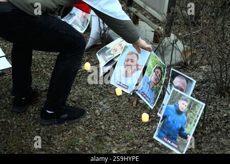 Plusieurs personnes ont allumé des bougies et posté des photos de victimes de persécutions politiques devant l'ambassade du Bélarus le 26 janvier 2025. Près de deux mille personnes sont détenues pour des motifs politiques en Biélorussie et près de 9000 cas de persécution politique ont été documentés pour la seule année 2024. (Photo de Jaap Arriens / Sipa USA) Banque D'Images