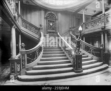 Le Grand escalier avant de première classe du navire jumeau du Titanic, le RMS Olympic. L'escalier du Titanic aura l'air presque identique. Aucune photo connue de l'escalier du Titanic n'existe. Banque D'Images
