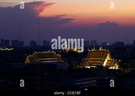 Bangkok, Thaïlande - 12 février 2023 : vue panoramique aérienne du complexe du Grand Palais, entouré par le temple bouddhiste Wat Arun au coucher du soleil. Banque D'Images