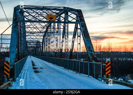 Un pont avec un panneau jaune qui dit "No parking" dessus. Le pont est vieux et rouillé Banque D'Images