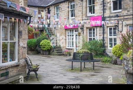 Pateley Bridge, Royaume-Uni - 15 septembre 2024. Vieux bâtiments avec des magasins à Kings court, Pateley Bridge, Nidderdale, Yorkshire Dales, Royaume-Uni Banque D'Images
