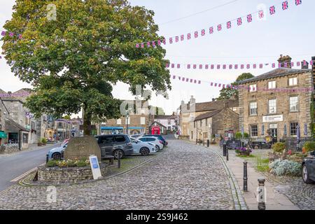 Grassington, Royaume-Uni - 16 septembre 2024. Place du marché sur main Street, Grassington. Village historique dans les Yorkshire Dales, Royaume-Uni Banque D'Images
