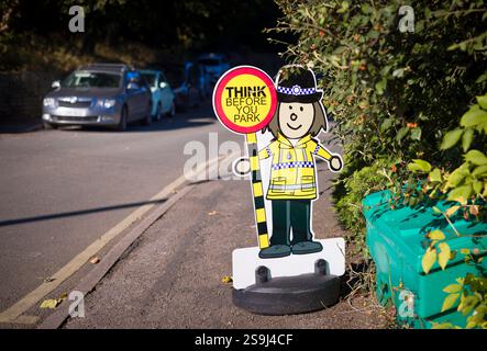 Harrogate, Royaume-Uni - 17 septembre 2024. Panneau de signalisation scolaire, réfléchissez avant de vous garer. Sécurité routière en dehors d'une école, Yorkshire, Royaume-Uni Banque D'Images