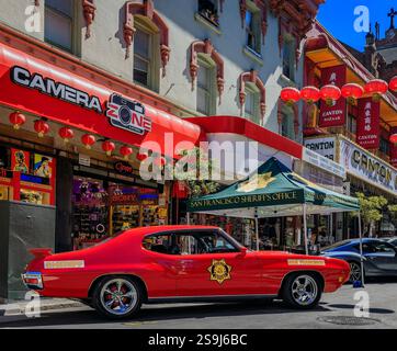 San Francisco, États-Unis - 24 septembre 2022 : une Pontiac GTO rouge classique 1970 avec le logo du shérif de San Francisco au salon automobile Chinatown Banque D'Images