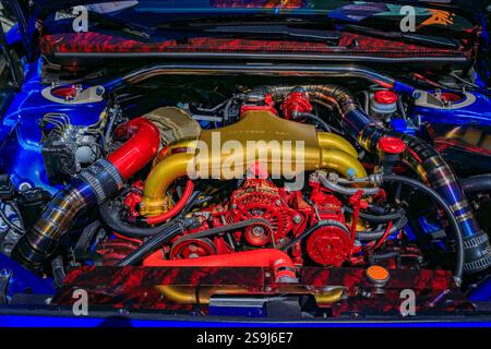 San Francisco, États-Unis - 24 septembre 2022 : un moteur de voiture puissant hautement modifié, avec des composants de fonctionnement propres exposé au Chinatown car Show Banque D'Images