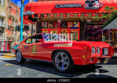 San Francisco, États-Unis - 24 septembre 2022 : une Pontiac GTO rouge classique 1970 avec le logo du shérif de San Francisco au salon automobile Chinatown Banque D'Images