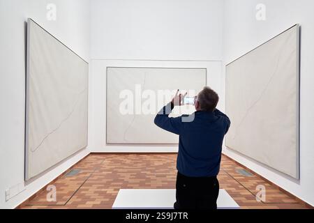Peinture sur fond blanc pour la cellule d'un recluse I, II, III, 1968, Joan Miró, Barcelone, Catalogne, Espagne. Banque D'Images