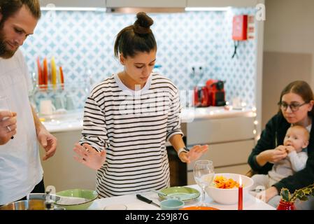 Ensemble dans une cuisine moderne profiter de la cuisine de groupe avec famille et amis Banque D'Images