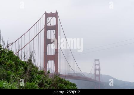 Le Golden Gate Bridge avec brouillard dans le ciel un jour couvert San Francisco Californie Banque D'Images